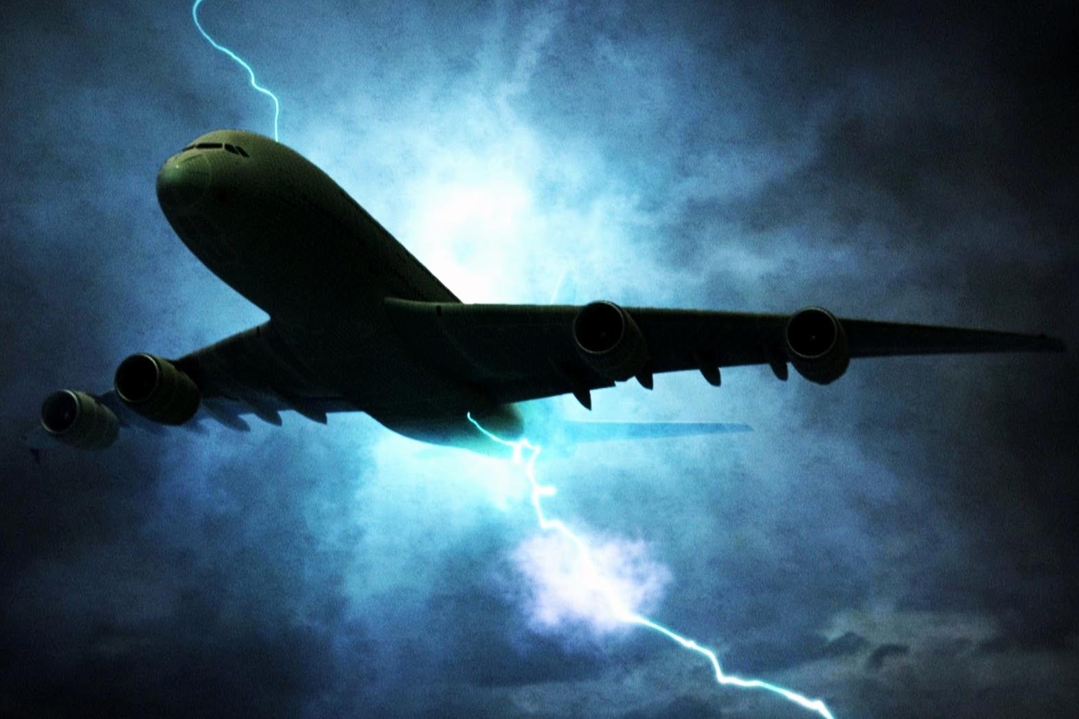 Trai nghiem lai may bay thang vao tam bao hinh anh