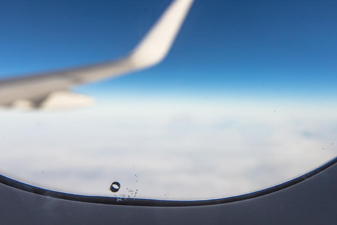 Lo chay mau tren cua so may bay dung de lam gi? hinh anh