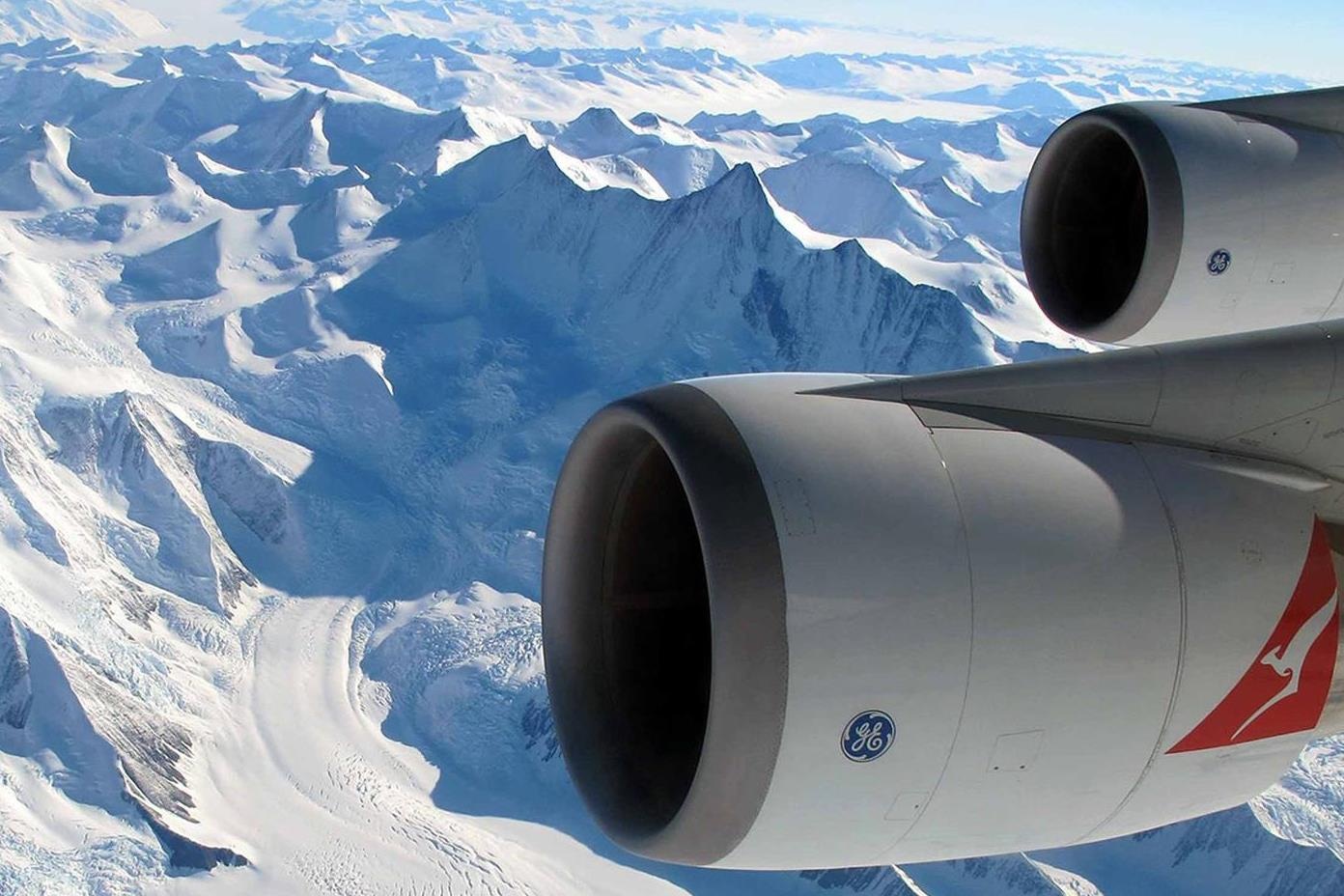 Tai sao may bay thuong mai khong bay qua Bac Cuc? hinh anh