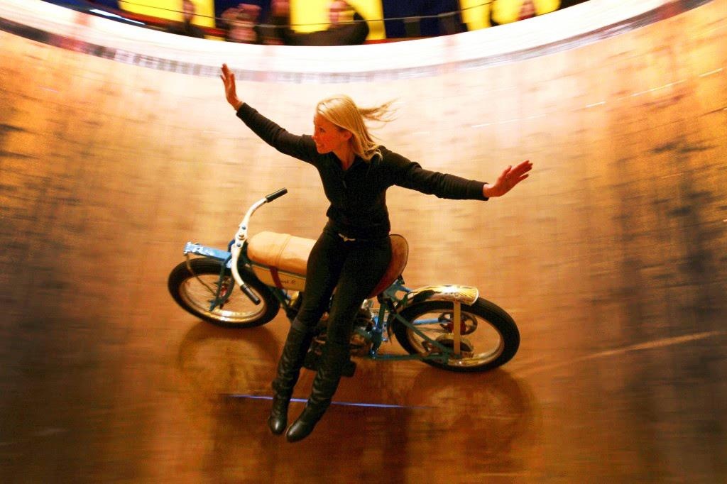 Co gai dua voi tu than khien dan ong cung phai nga mu hinh anh