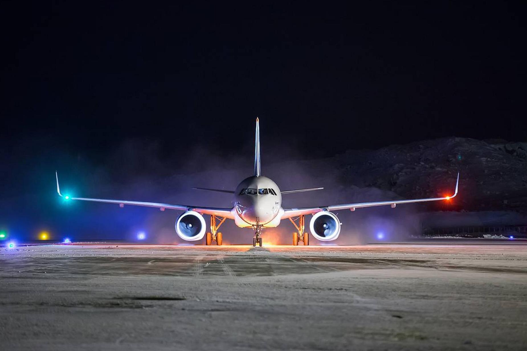 Tai sao den o 2 dau canh may bay co mau khac nhau hinh anh