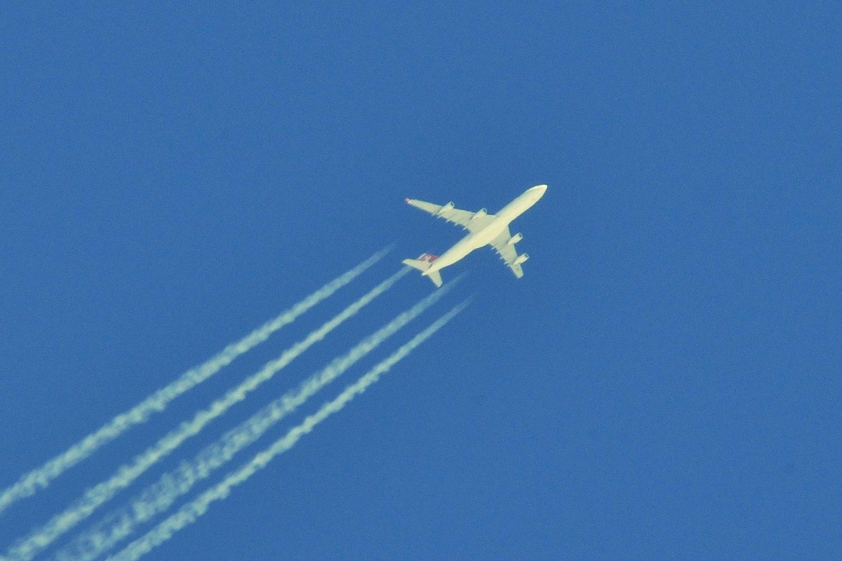 Tai sao may bay de lai nhung vet trang nhu may tren bau troi hinh anh