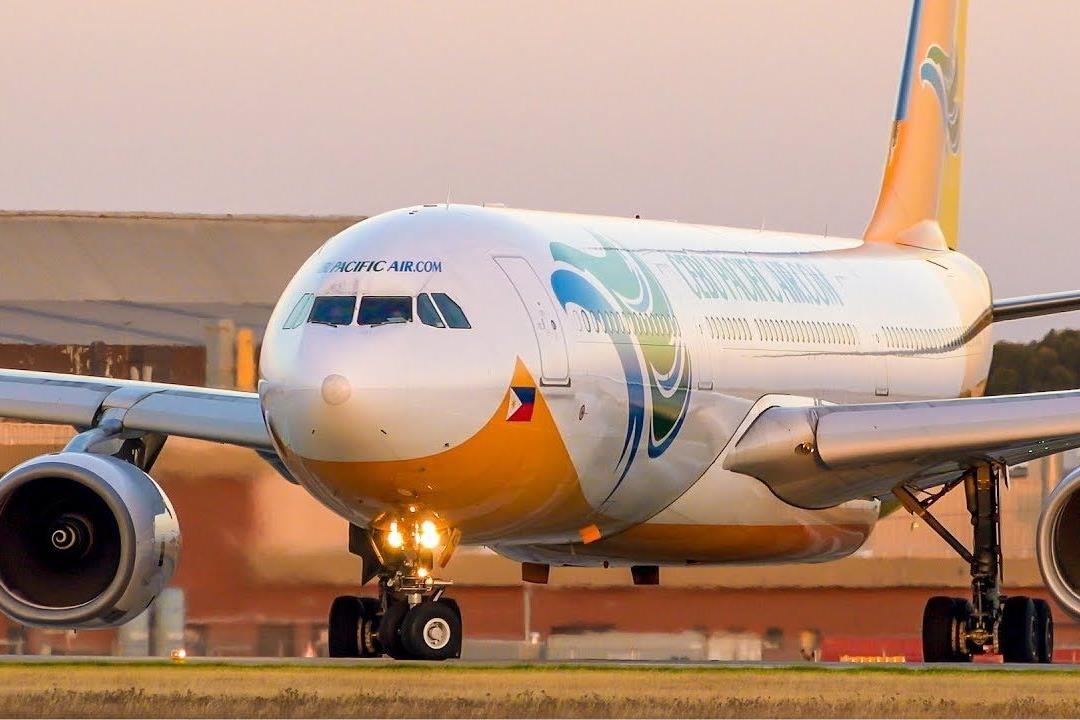 Vi sao may bay phai xa nhien lieu truoc khi ha canh? hinh anh