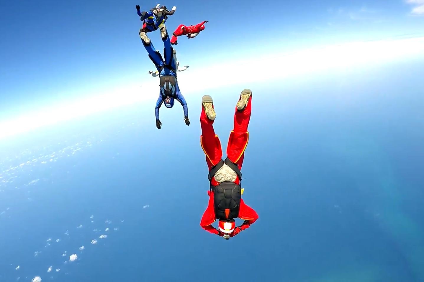 Lam gi de song sot khi bi roi khoi may bay? hinh anh