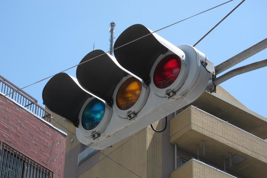 Ly do den giao thong o Nhat Ban co mau xanh duong hinh anh