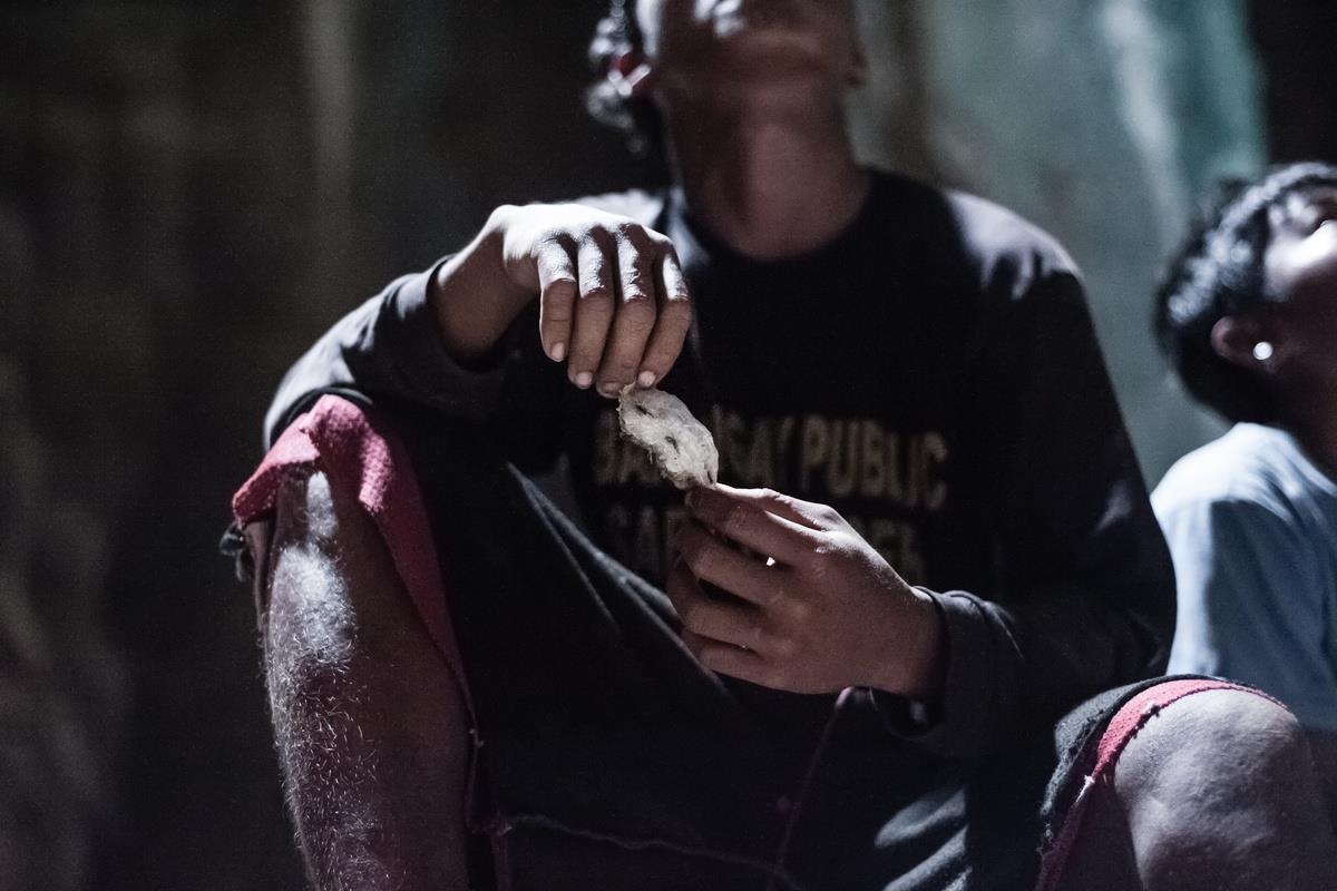 Treo len vach da dung dung, mao hiem tinh mang hai to yen hinh anh