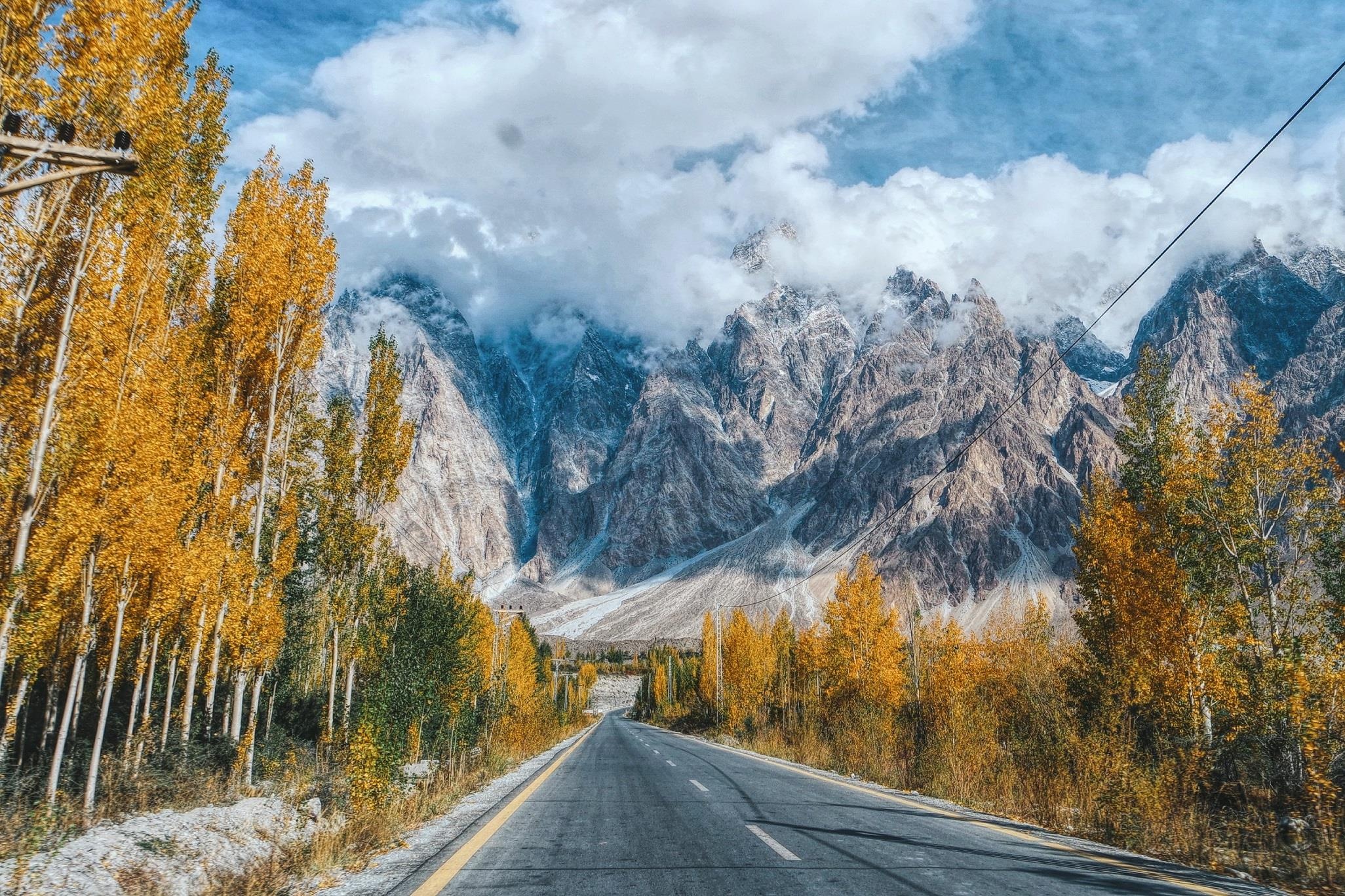 Nui rung Pakistan duoc nhuom vang trong troi thu hinh anh