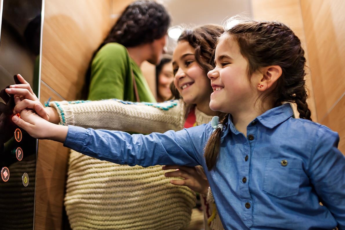 Lam gi de song sot khi thang may roi tu do? hinh anh