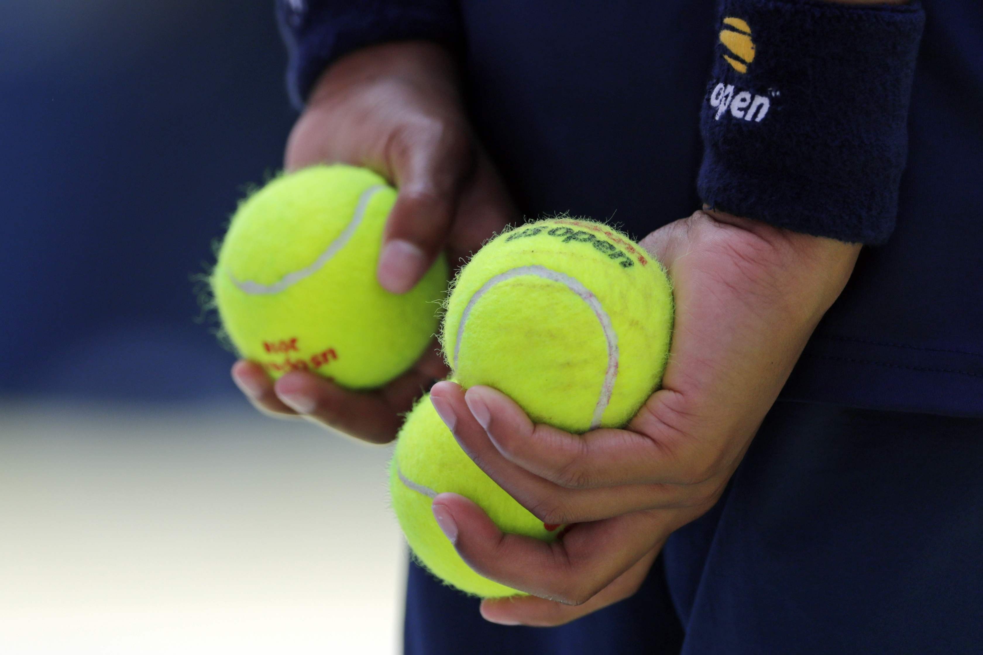 Tac dung cua viec de bong tennis trong hanh ly xach tay hinh anh