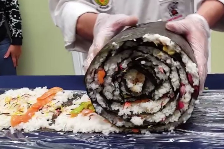 Mon sushi khong lo, nang gan 5 kg o Nhat Ban hinh anh