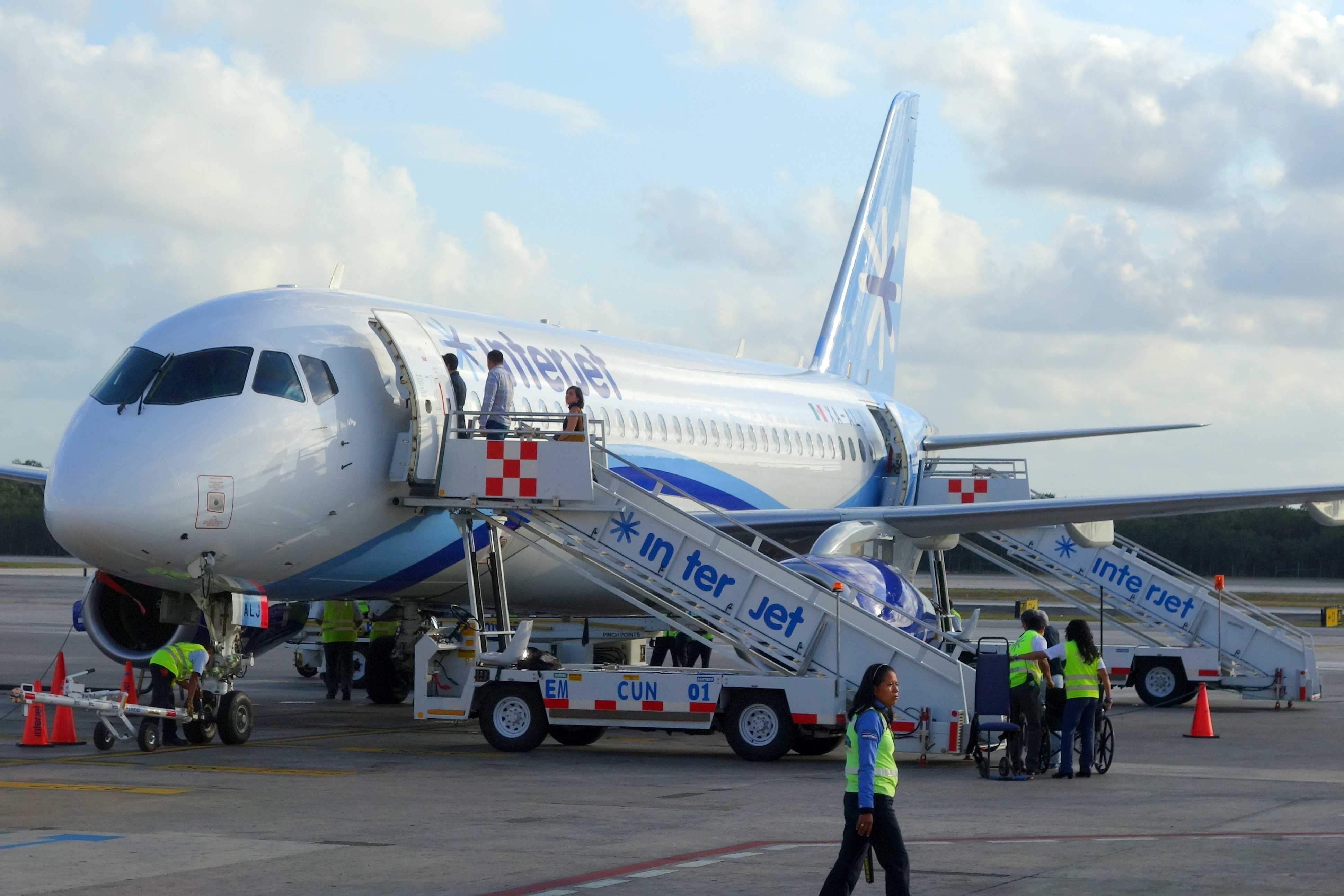 Ly do hanh khach phai len may bay tu cua ben trai hinh anh