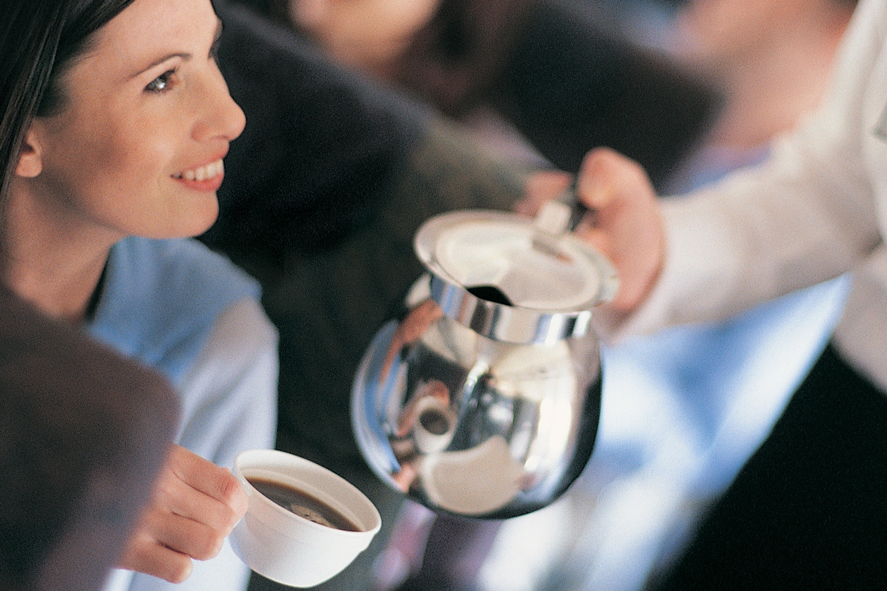 Tranh uong tra va nhung chu y khi di may bay hinh anh