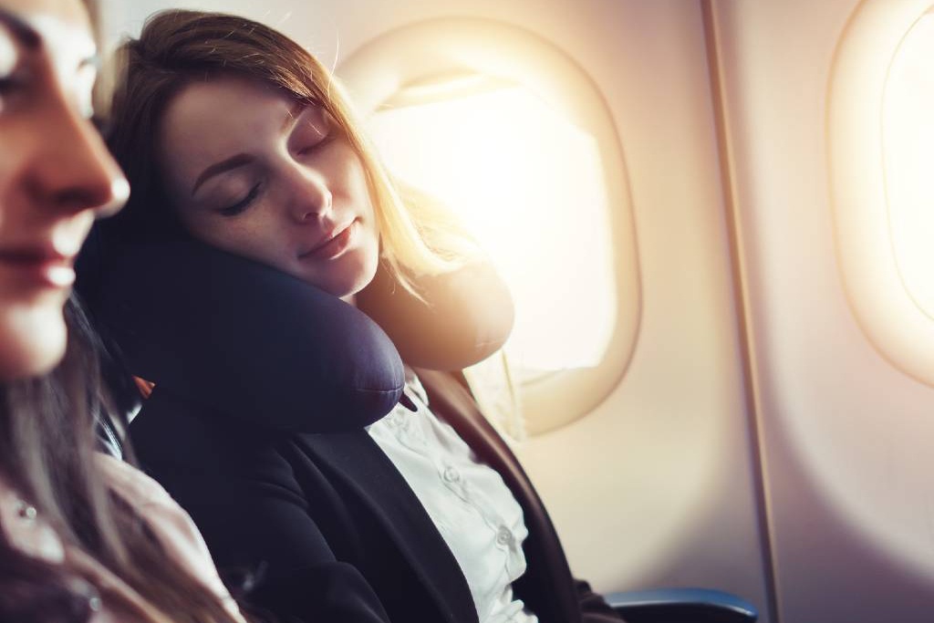 Ly do khong nen ngu khi may bay cat hoac ha canh hinh anh