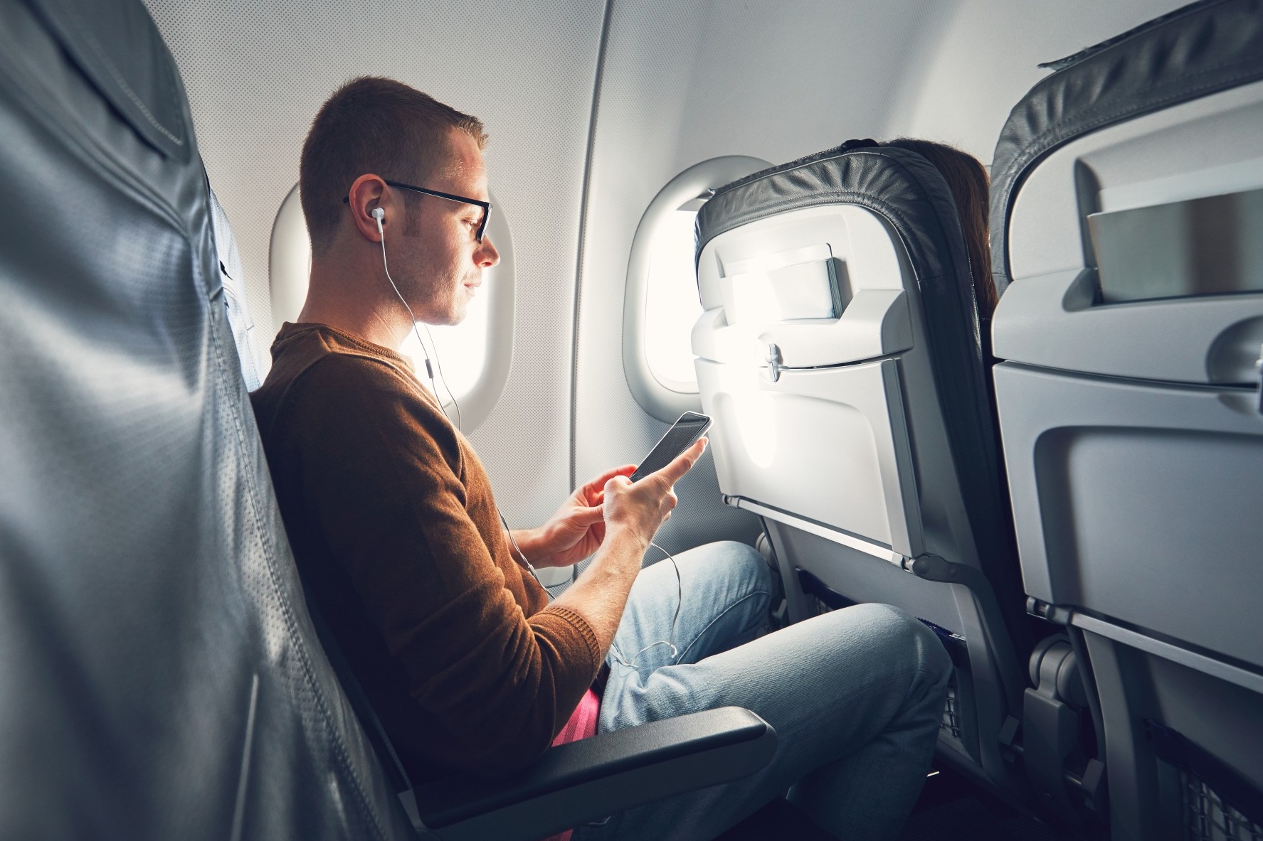 Ly do khong nen deo kinh ap trong khi di may bay hinh anh