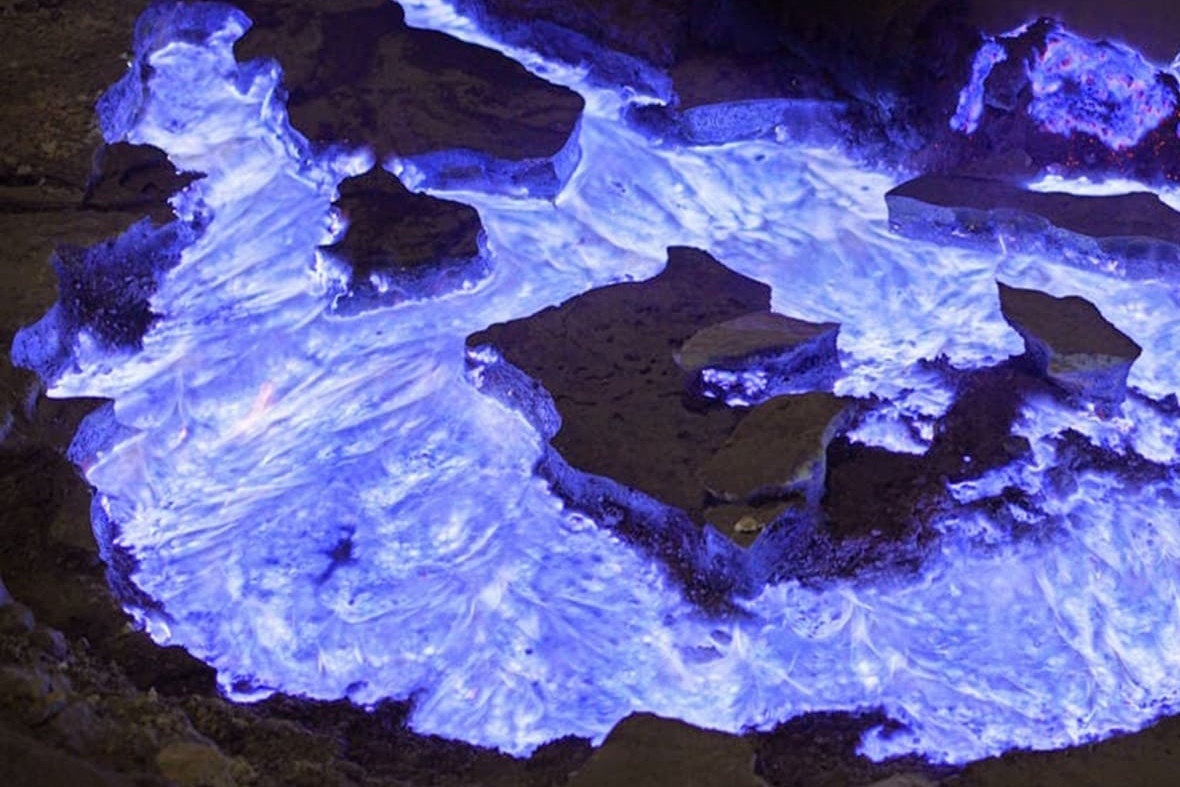 Ve dep cua ngon nui phun lua mau xanh duong o Indonesia hinh anh