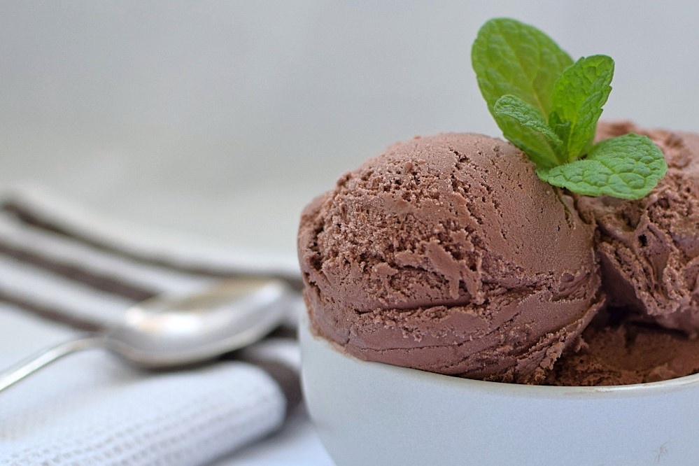 Cong thuc lam kem chocolate cho ngay nang hinh anh