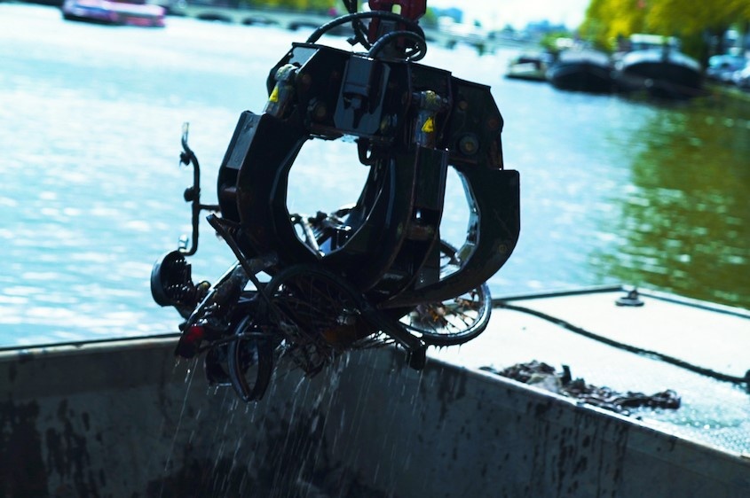 Nghe cau xe dap tren kenh dao o Amsterdam hinh anh