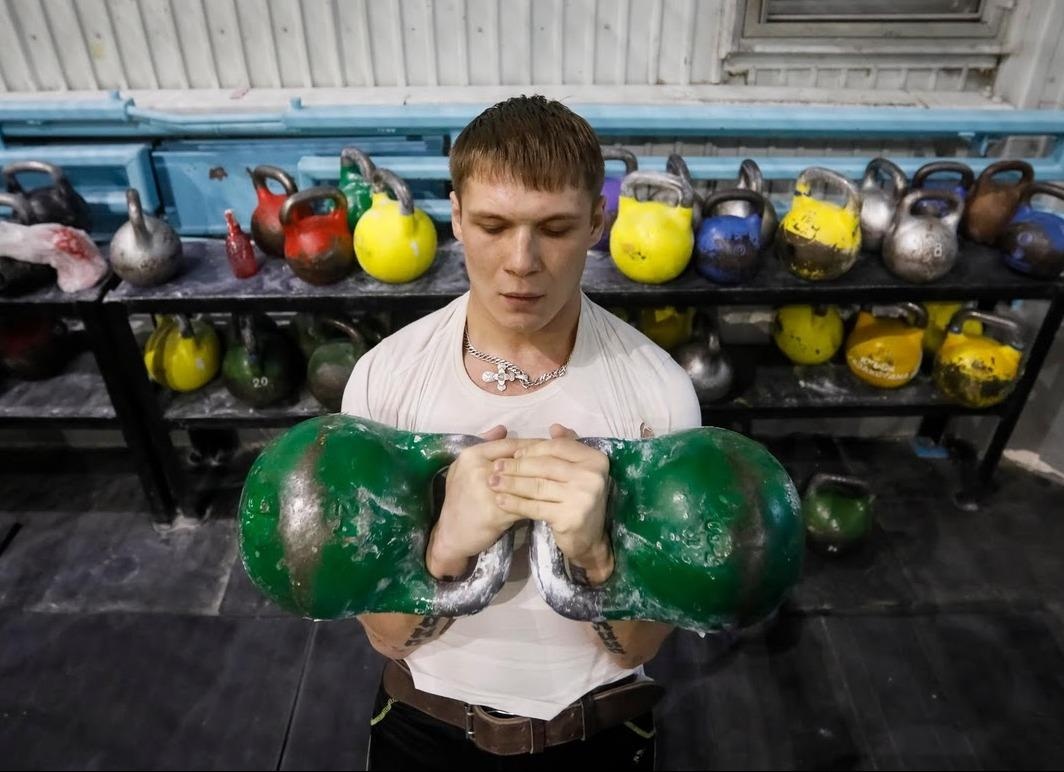 Cong nhan Kazakhstan o nha may luyen kim lon nhat the gioi hinh anh