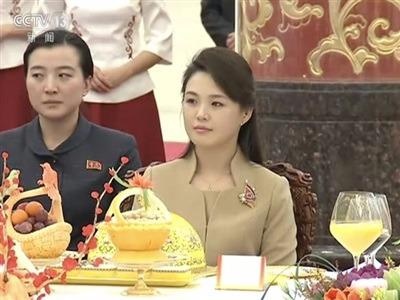 Gu thoi trang cua vo Kim Jong Un gay an tuong manh tai Trung Quoc hinh anh
