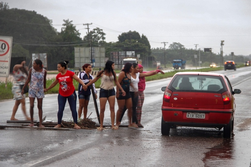 tấn công nhà tù ảnh 2 tan cong nha tu anh 2