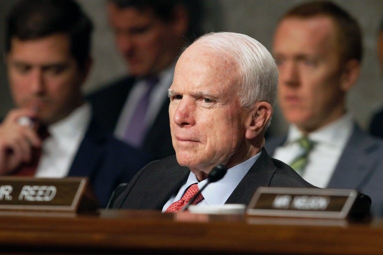 TNS John McCain nhap vien phau thuat dai trang hinh anh