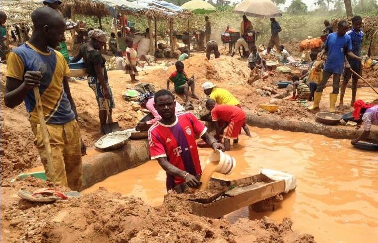 Doanh nghiep TQ dao vang, gay roi loan tai Cameroon hinh anh