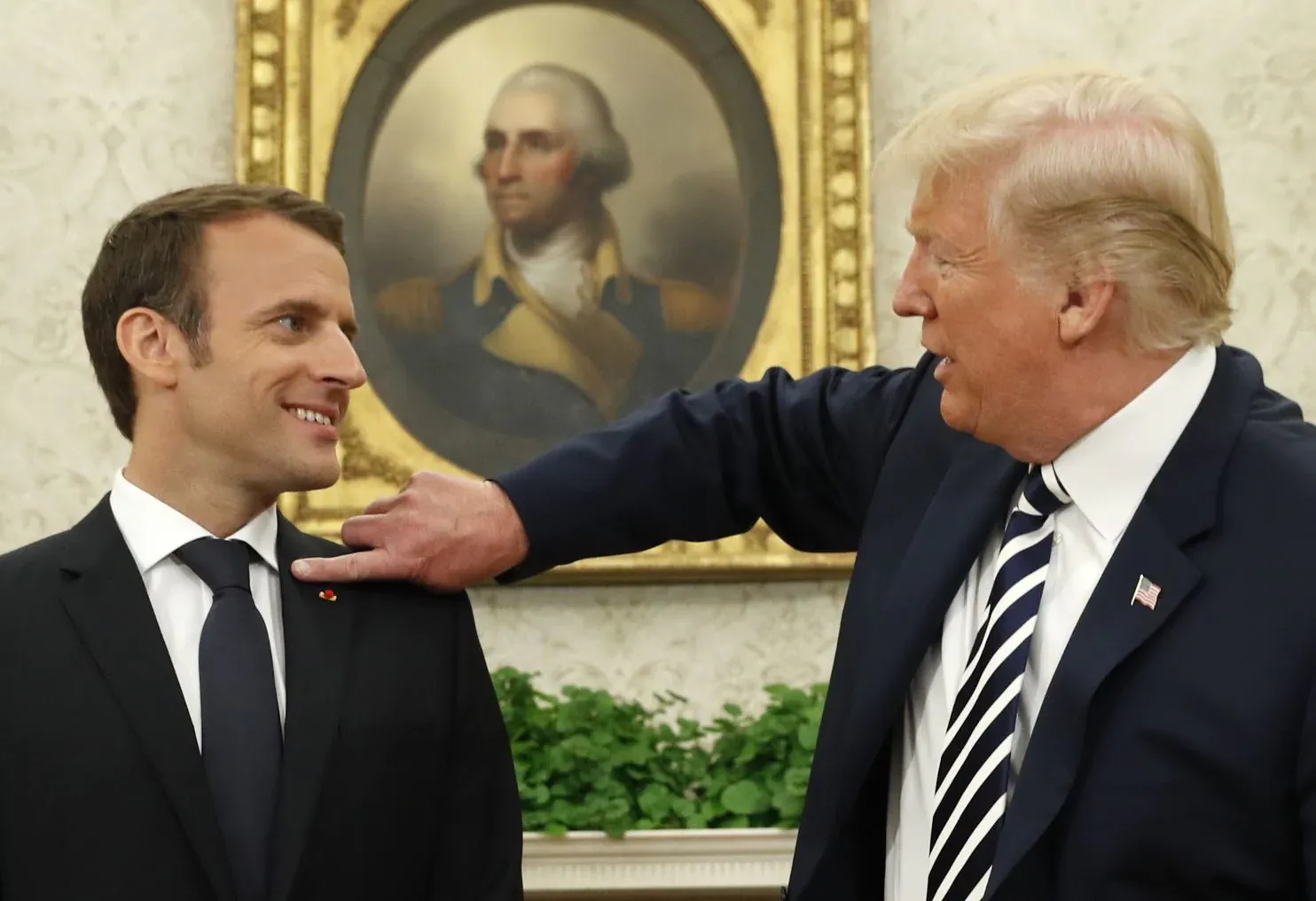 Macron và Trump thân thiết đụng chạm ảnh 4 Macron va Trump than thiet dung cham anh 4