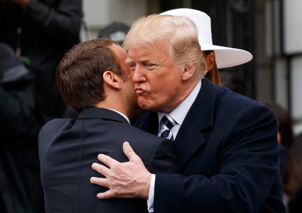 'Tinh huynh de' Trump - Macron: Bat tay, dan tay, om hon tham thiet hinh anh
