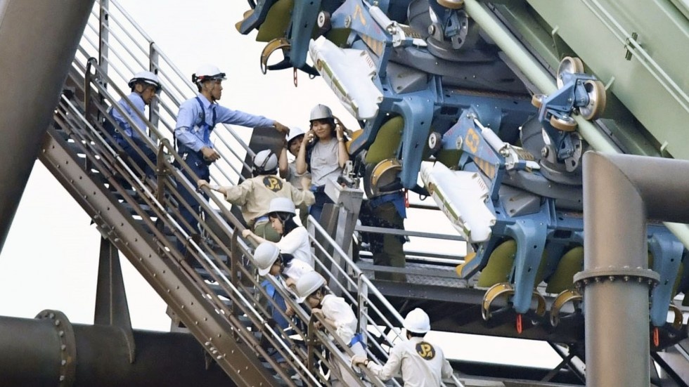 Tau luon dung giua chung, 64 nguoi lo lung o do cao 30 m trong 2 gio hinh anh