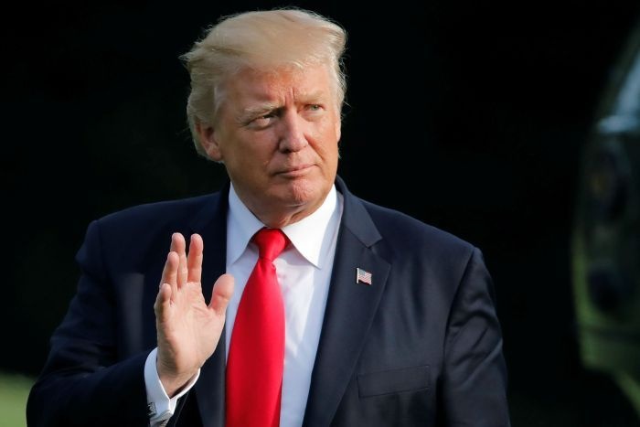 Ong Trump can nhac mua lai cong ty de dau voi Fox News hinh anh