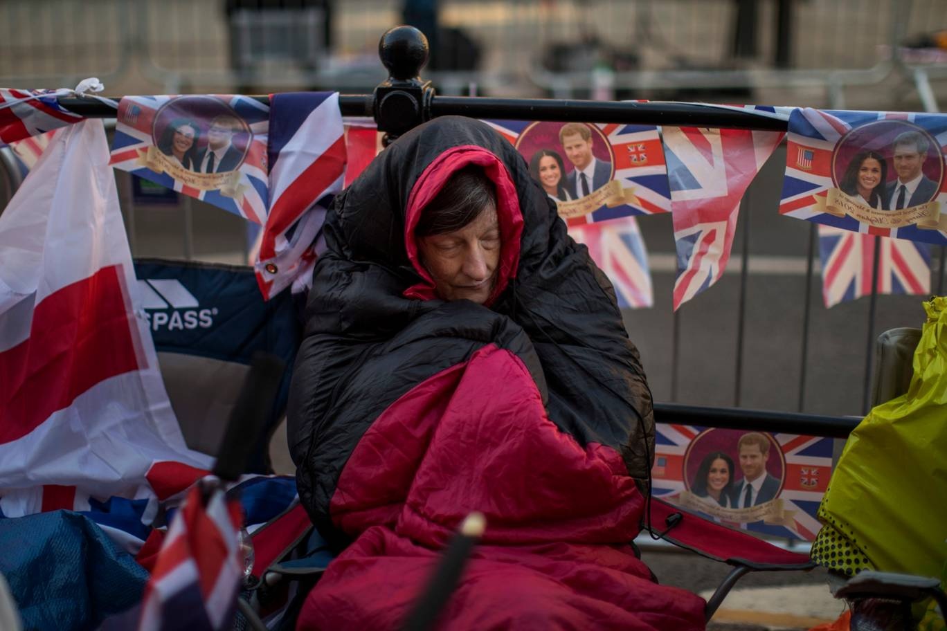 Nguoi dan ngu ngoai duong, ngong cho dam cuoi Hoang gia Anh hinh anh