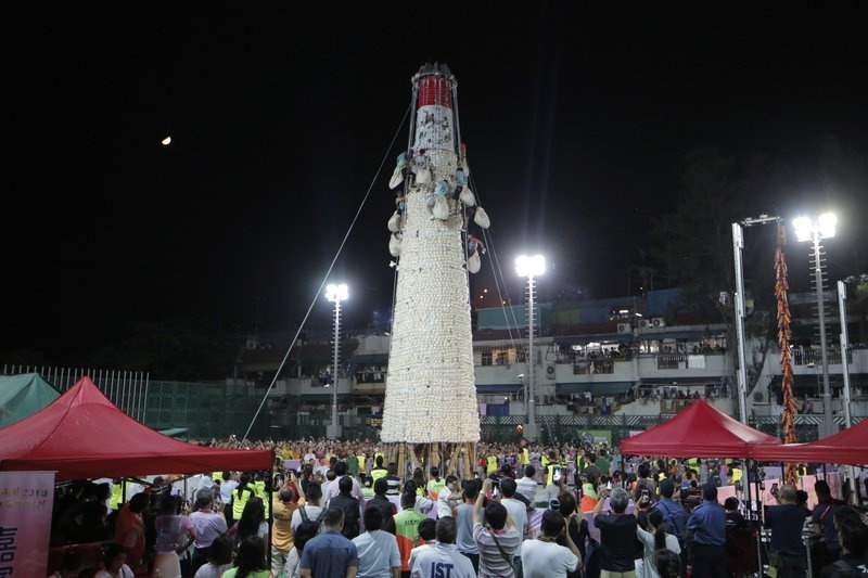 Thi cuop banh bao tren thap 18 m trong le hoi o Hong Kong hinh anh