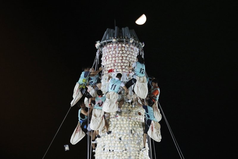 Hang nghin nguoi do ve le hoi banh bao doc dao o Hong Kong hinh anh