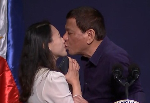 Tong thong Duterte len tieng, coi nu hon la chuyen 'tu nhien' hinh anh