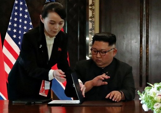 Kim Jong Un dung but rieng do em gai dua de ky tuyen bo chung hinh anh