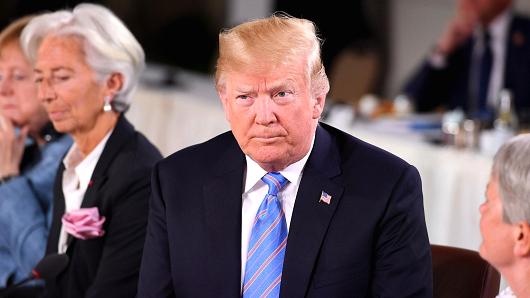 quy tu thien cua Trump bi kien anh 1