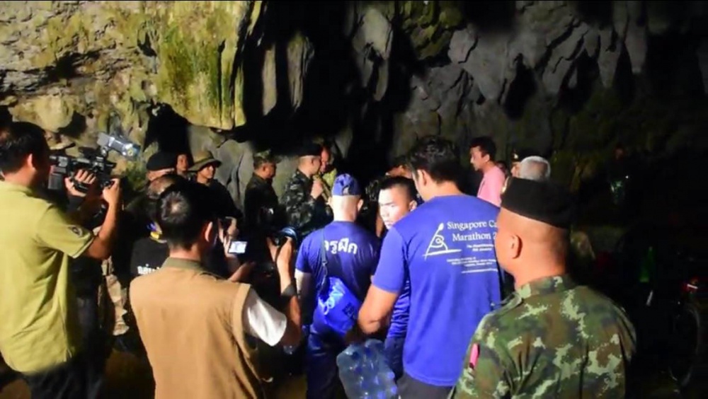 Thai Lan gap kho khan tim kiem 13 nguoi mac ket trong hang sau hinh anh