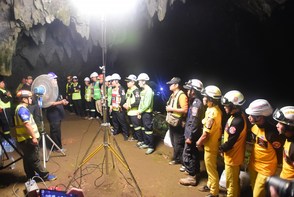 13 nguoi ket trong hang o Thai Lan vi mua lon, bun lay hinh anh