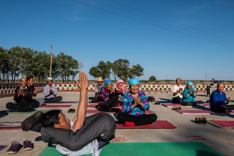 người già học yoga ảnh 6 nguoi gia hoc yoga anh 6