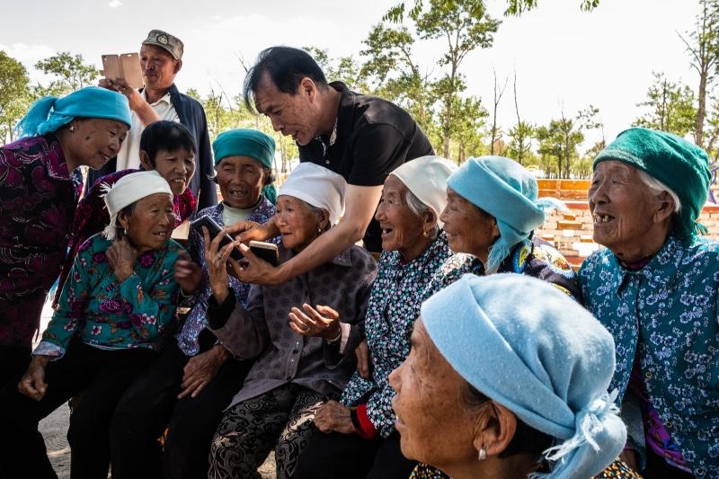 người già học yoga ảnh 2 nguoi gia hoc yoga anh 2