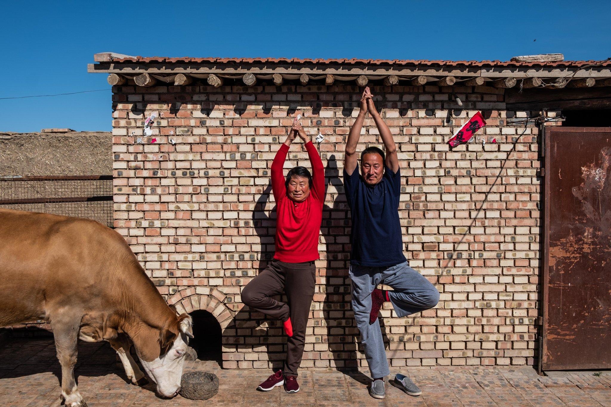 Nguoi gia 'tre hoa' tai ngoi lang yoga dau tien cua Trung Quoc hinh anh