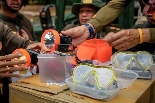 Doi bong Thai hoc lan de thoat khoi hang trong mua mua lu hinh anh