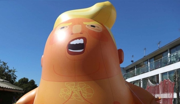 Hinh nom 'em be Trump gian du' san sang bay tren bau troi London hinh anh