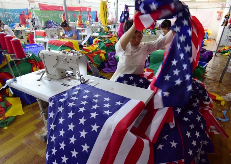 Giua chien tranh thuong mai, My van dat hang san xuat quoc ky o TQ hinh anh