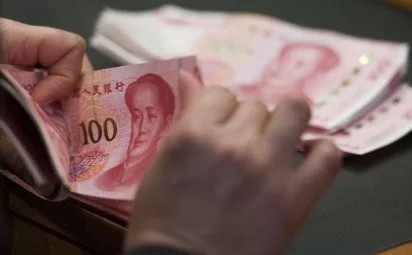 Ganh nang tai chinh de nang vai cua bo me tre Trung Quoc hinh anh