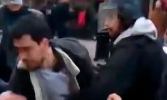 Can ve cua tong thong Phap hanh hung nguoi bieu tinh hinh anh