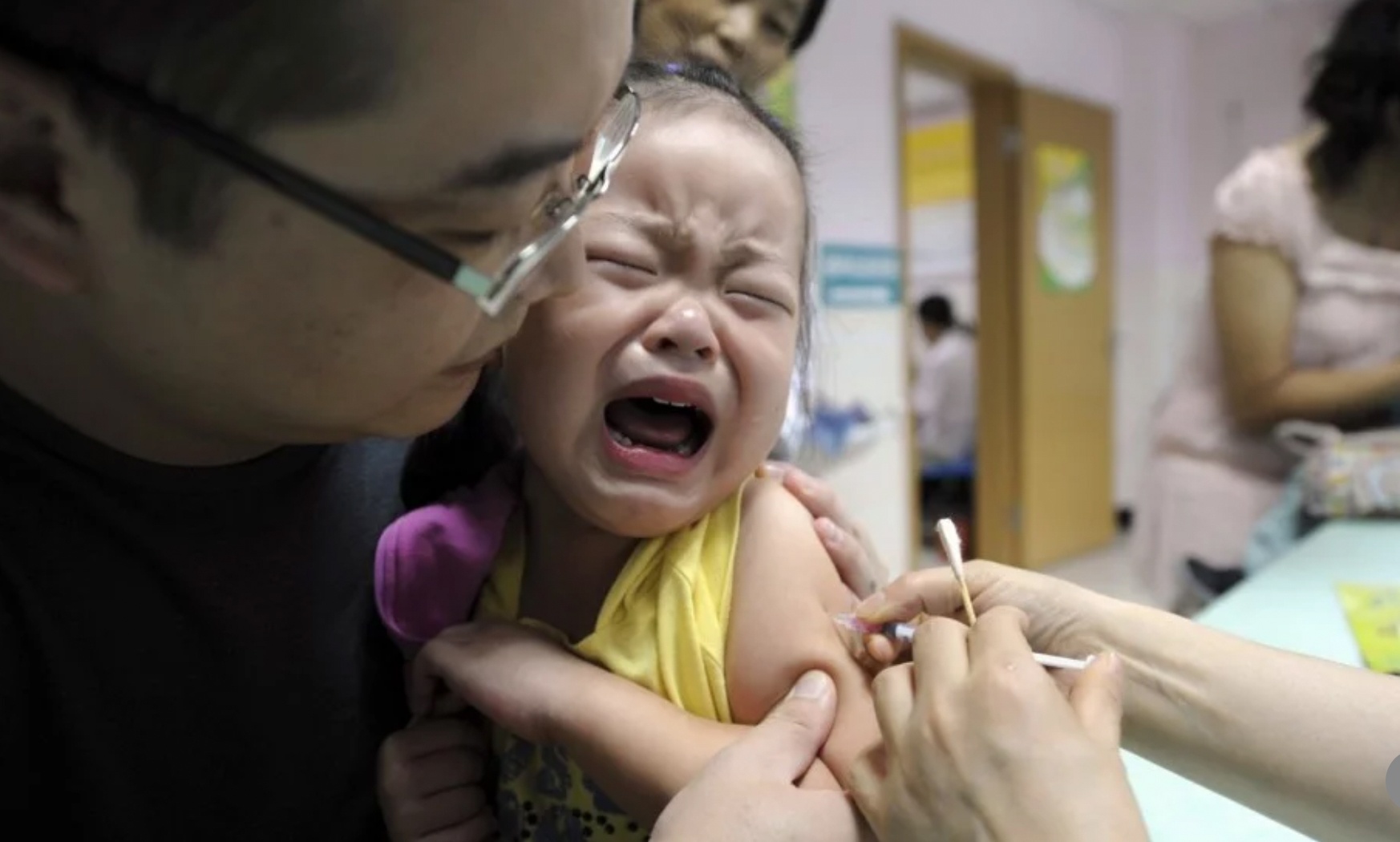 Trung Quoc rung dong vi be boi vaccine kem chat luong cho tre so sinh hinh anh