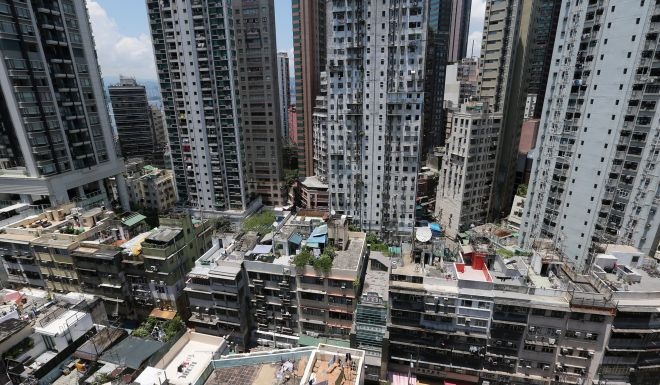 Dan ngheo chen chuc trong can ho sieu nho tai khu xa hoa Hong Kong hinh anh