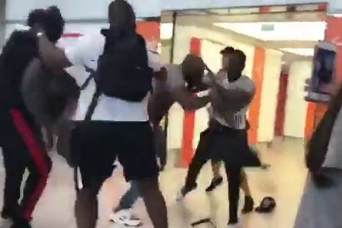 Hai rapper nguoi Phap au da tai san bay Paris hinh anh