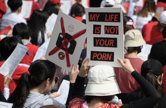 Phu nu Han Quoc bieu tinh chong nan quay len giua troi nong 40 do C hinh anh